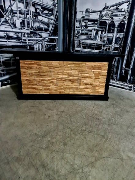 Bar met houtstrips blank met zwart kader 31 - 2,5 meter