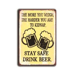 Metalen wandbord The more you weigh, the harder you are to kidnap. stay safe drink beer