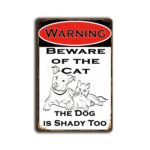 Metalen wandbord Warning. Beware of the cat. The dog is shady too