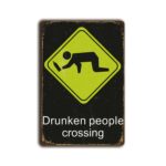 Metalen wandbord Drunken people crossing