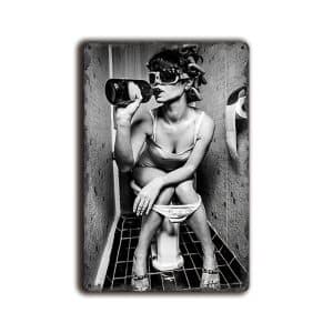 Metalen wandbord Vrouw drinkend op toilet