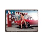 Metalen wandbord Girl at Texaco gas station with classic car